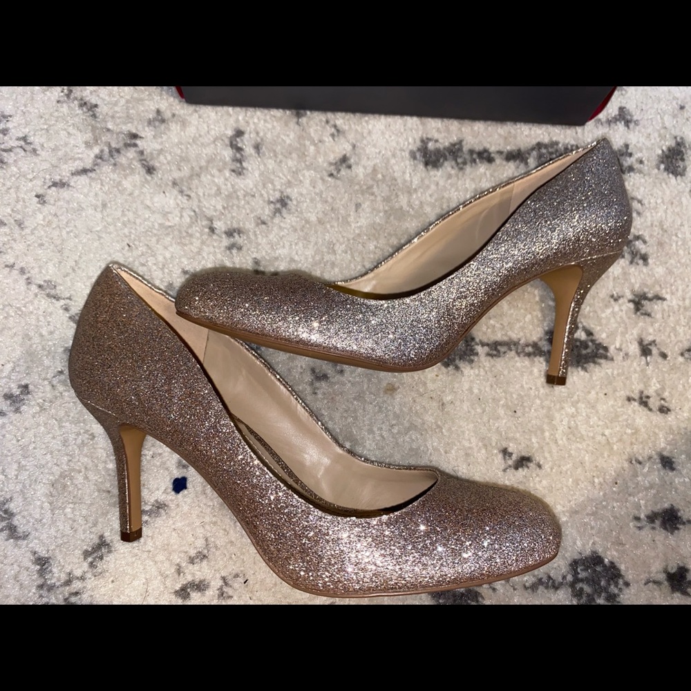 Vince Camuto champagne heels - size 8